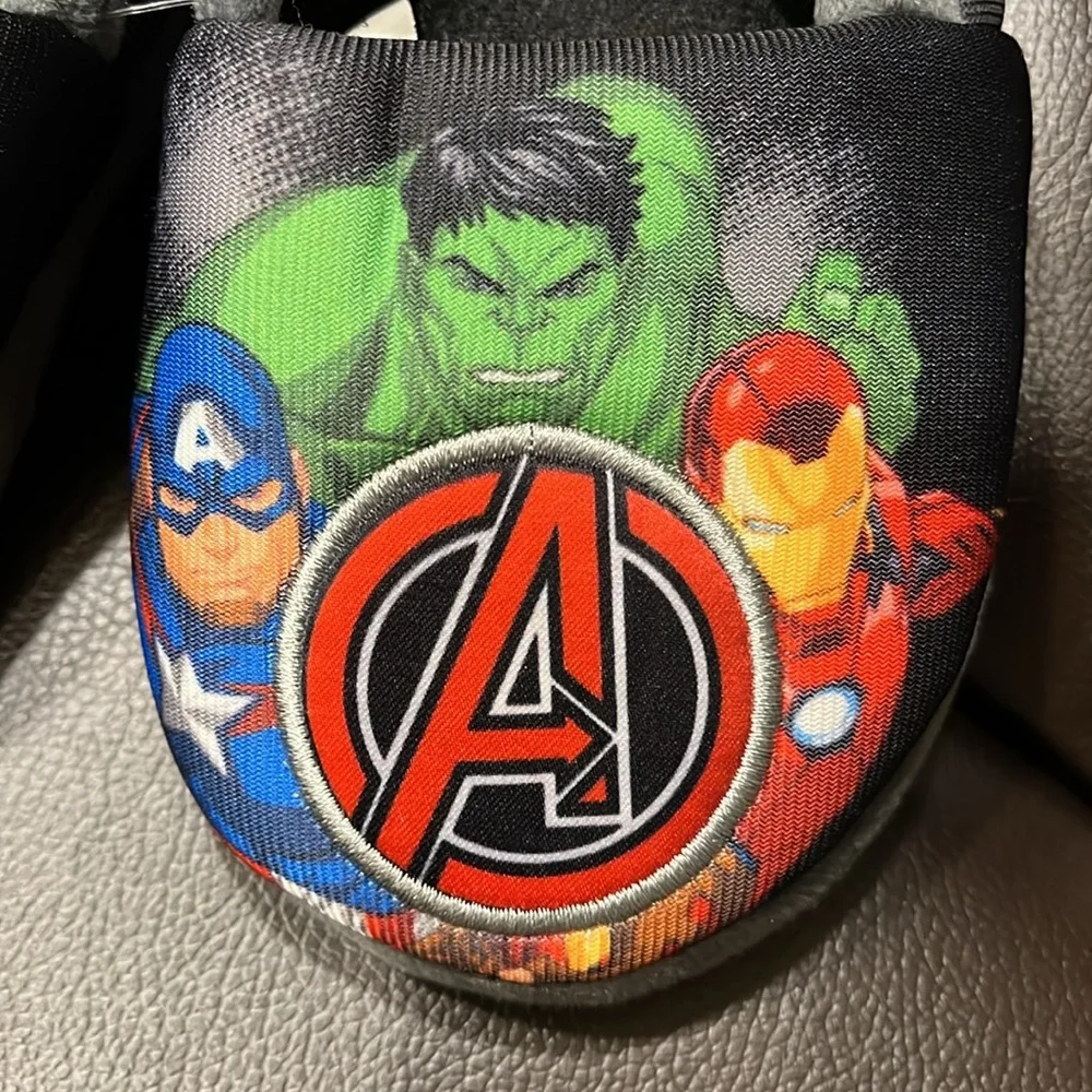 NWT MARVEL Kids Avengers Slippers size S/5-6. Capt. American, Iron Man, Hulk